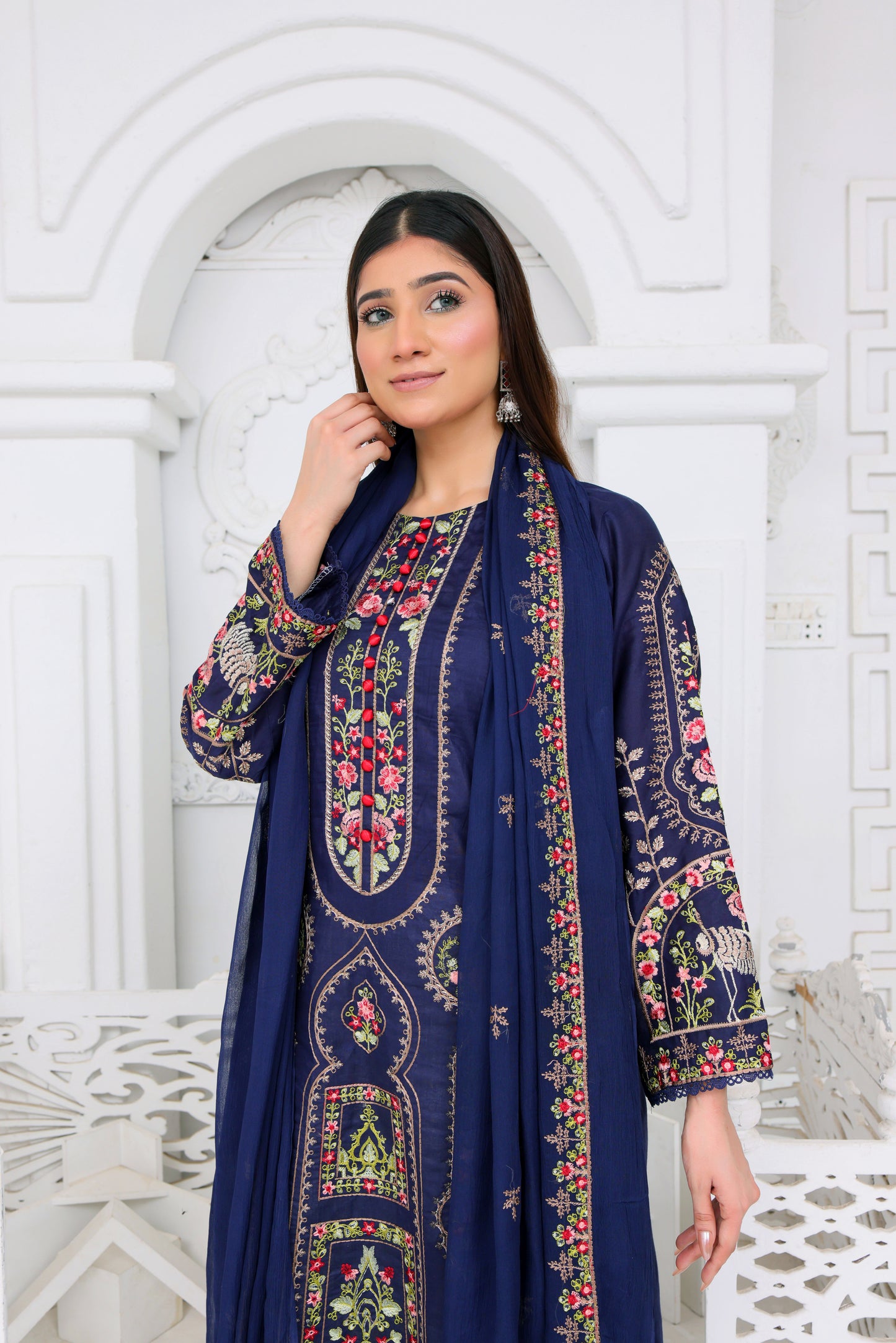 FF3028 – 3PC Unstitched Embroidered Lawn Suit