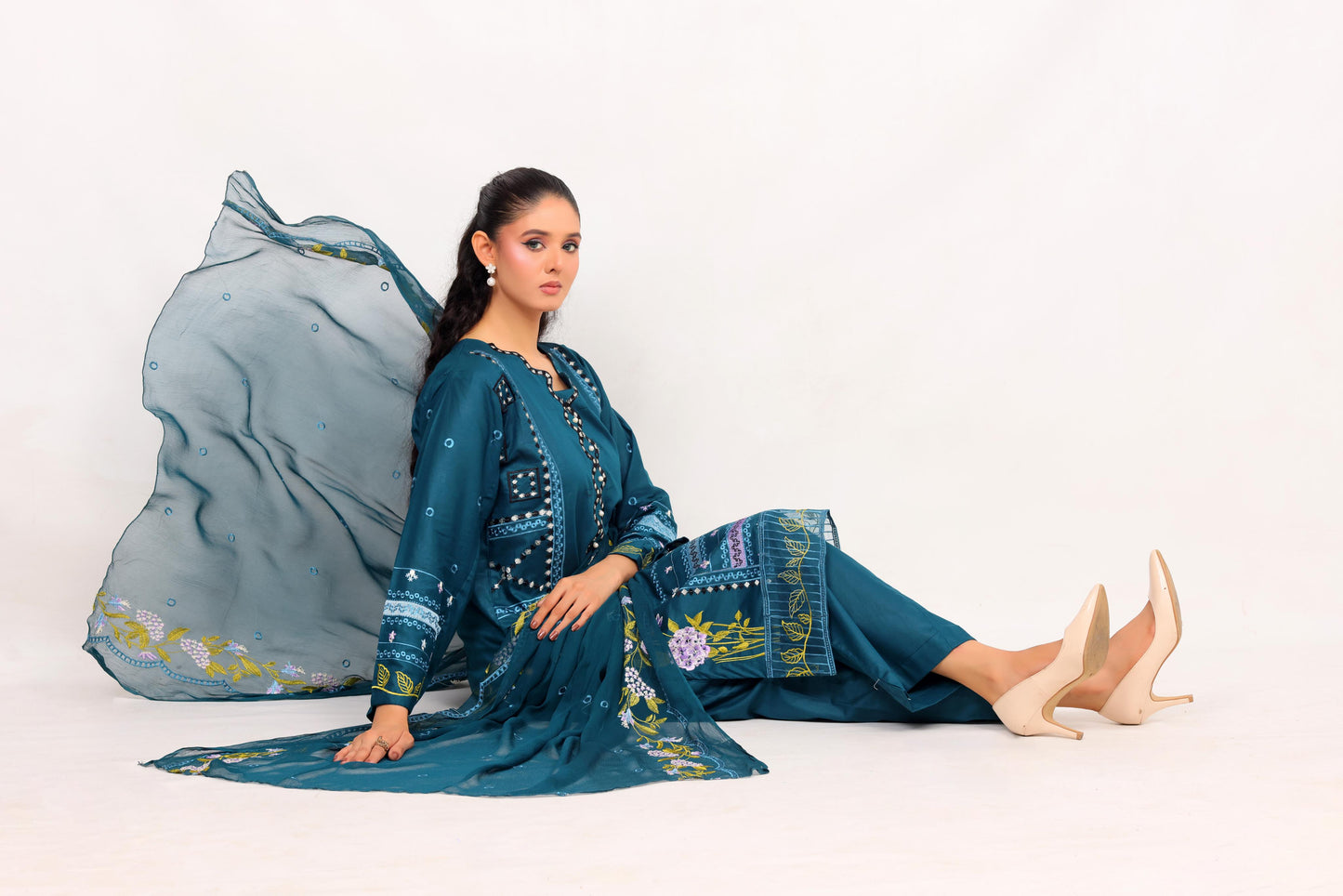 FF3086 – 3PC Unstitched Embroidered Lawn Suit