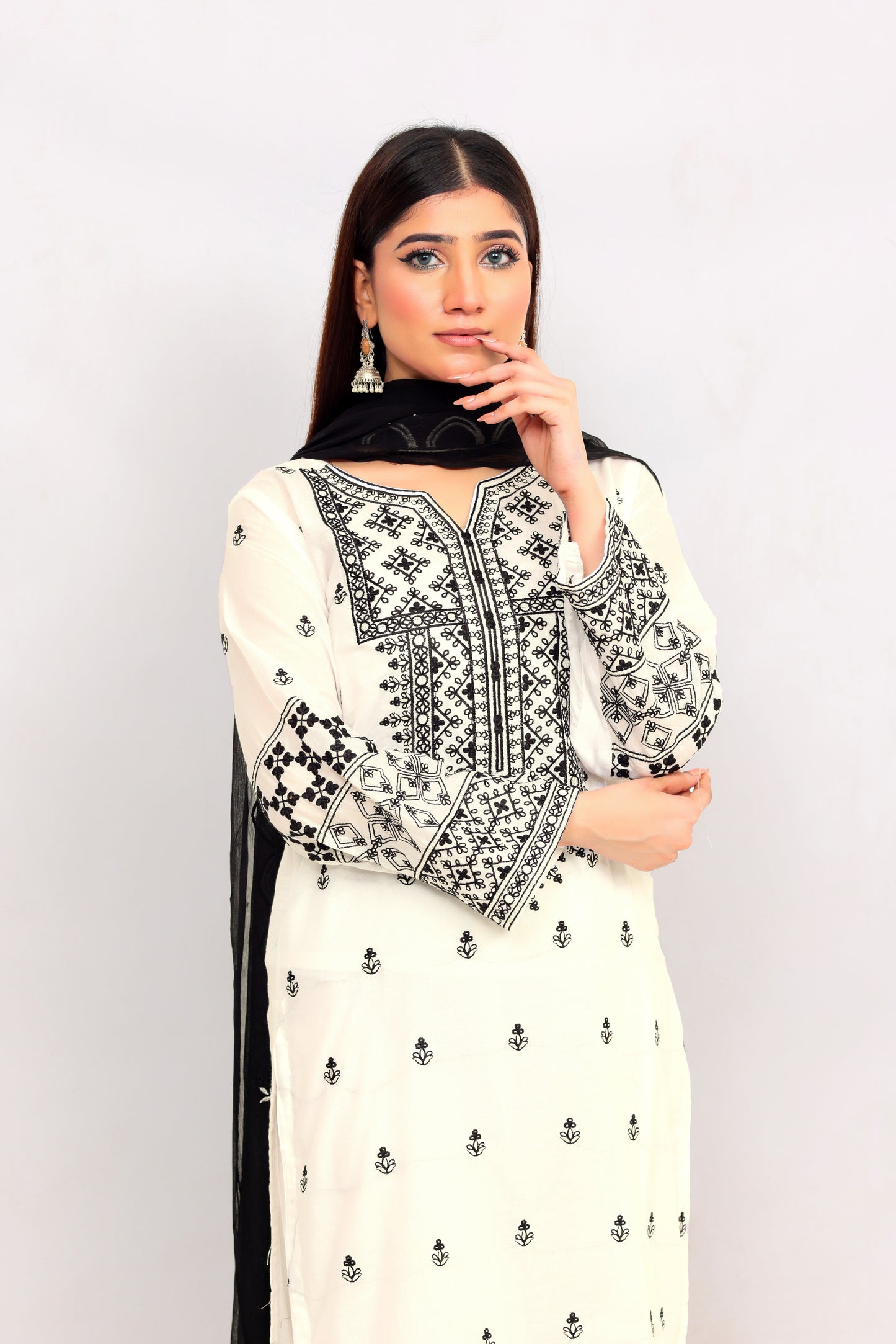 FF3075 – 3PC Unstitched Embroidered Lawn Suit