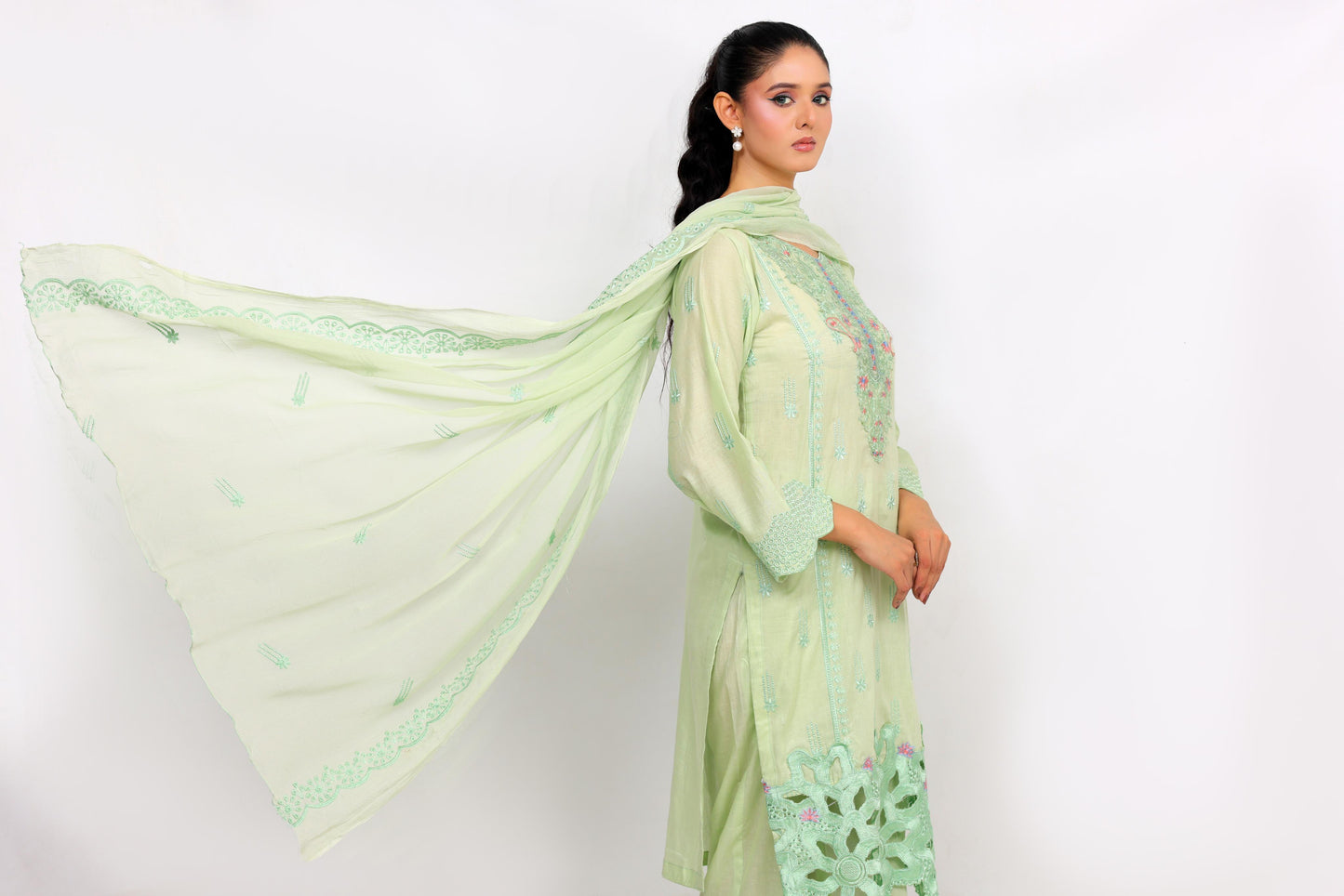 FF3026 – 3PC Unstitched Embroidered Lawn Suit